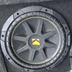 2 Kicker Speakers With Amplifier