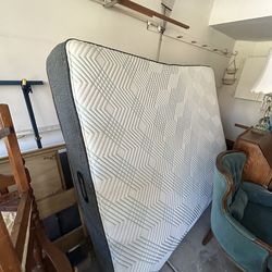 King size bed FREE clean no pets no stains new with tag