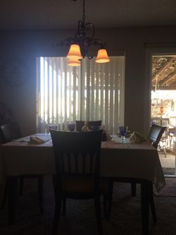 Beautiful Dining Table (Leaf Included)