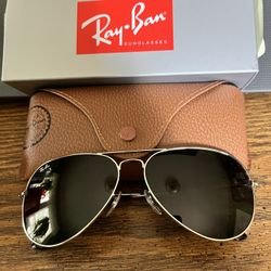 Ray Ban Aviators 58mm. Silber Frame w/ Dark Grey Tinted Lenses. Brand New & Authentic. 