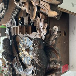 Very large 8 day cuckoo clock - Beautiful carver with big Eagle on top - 2 Owls on left right and the small bird on bottom