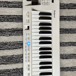 Roland Lucina Synthesizer AX-09