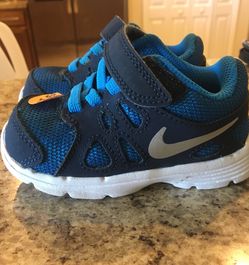 Nike toddler tennis shoes size 5c
