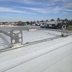 Aluminum ladder racks with roller bar