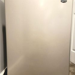 Sanyo 4.9 cu ft Counter High Refrigerator Platinum Door Mini