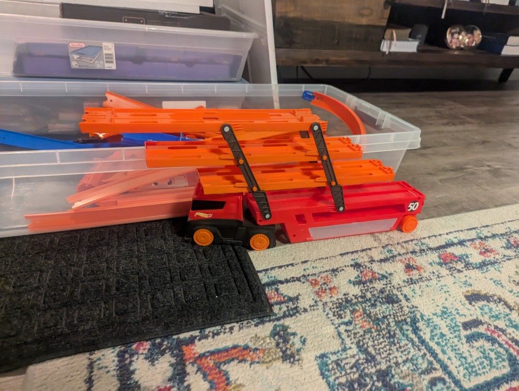 Hot Wheels Track. Hot Wheels Truck