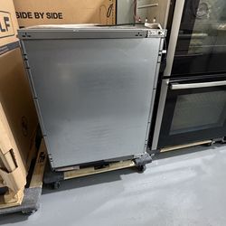 🔥 SUB-ZERO 24” UNDERCOUNTER REFRIGERATOR – NEW OPEN BOX DEAL 🔥  Upgrade your kitchen or home bar with this premium Sub-Zero undercounter refrigerato