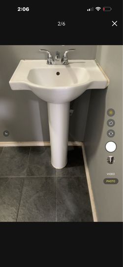 Used in good condition 21 inch Kohler sink  80)