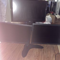 3 Monitors with stand