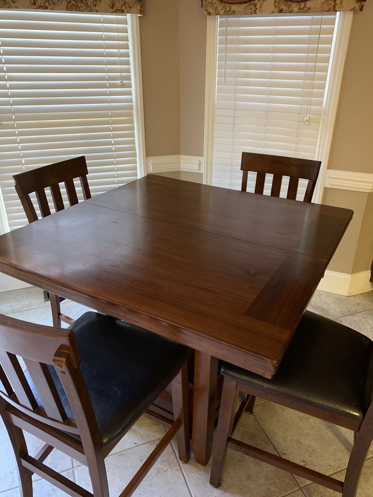 Dining table with 4 chairs and an additional leaf