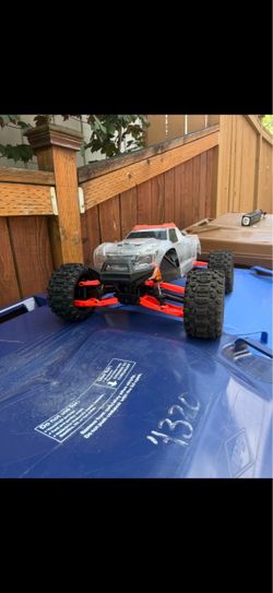Traxxas MAXX V2 with 2 4s batteries and dual gens ace charger