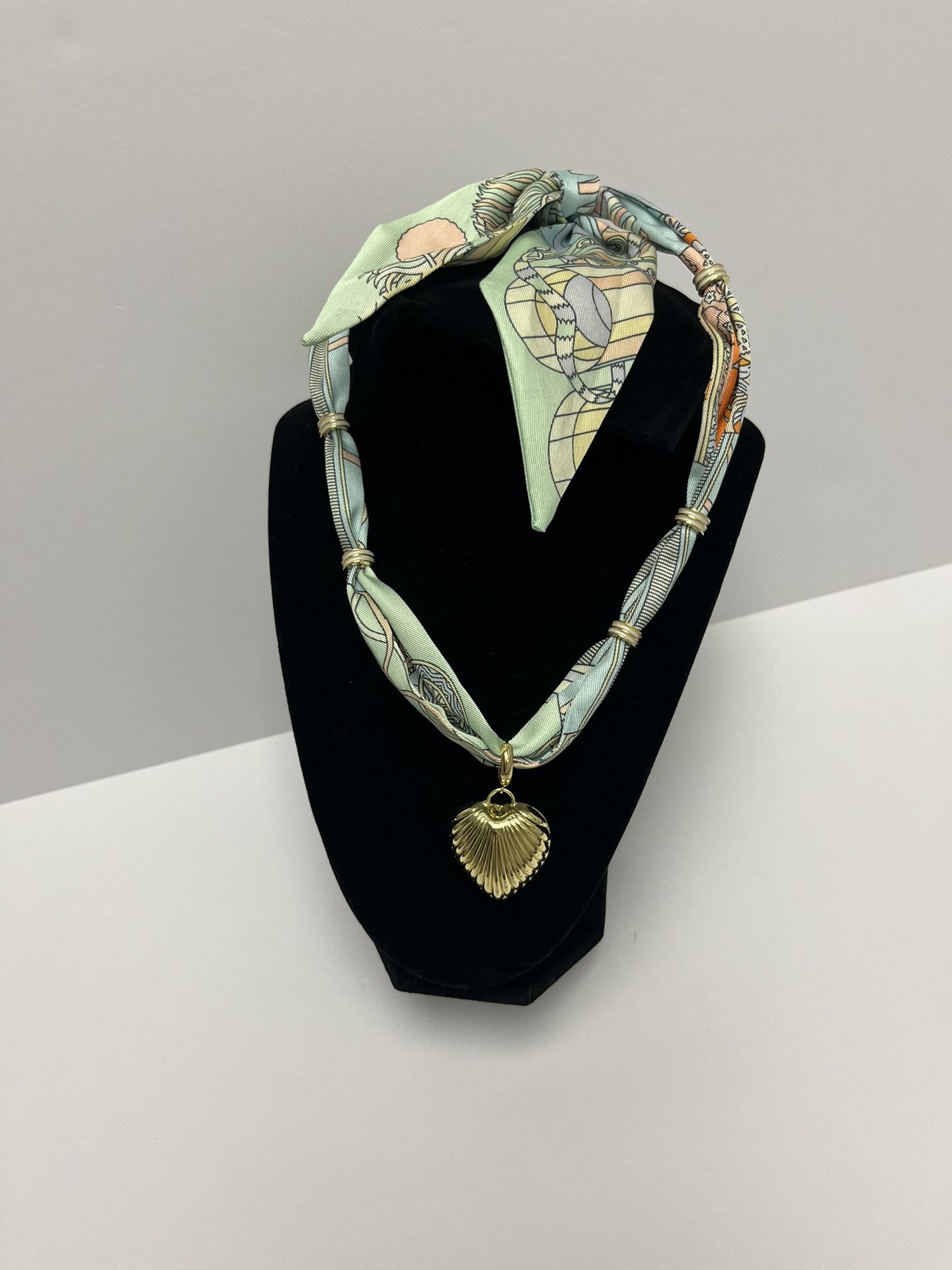 NWT ⚜️🩵⚜️ Gemelli gorgeous adjustable scarf necklace