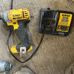 DEWALT 20v  Max Dcf885 And Dcb112 Charger 