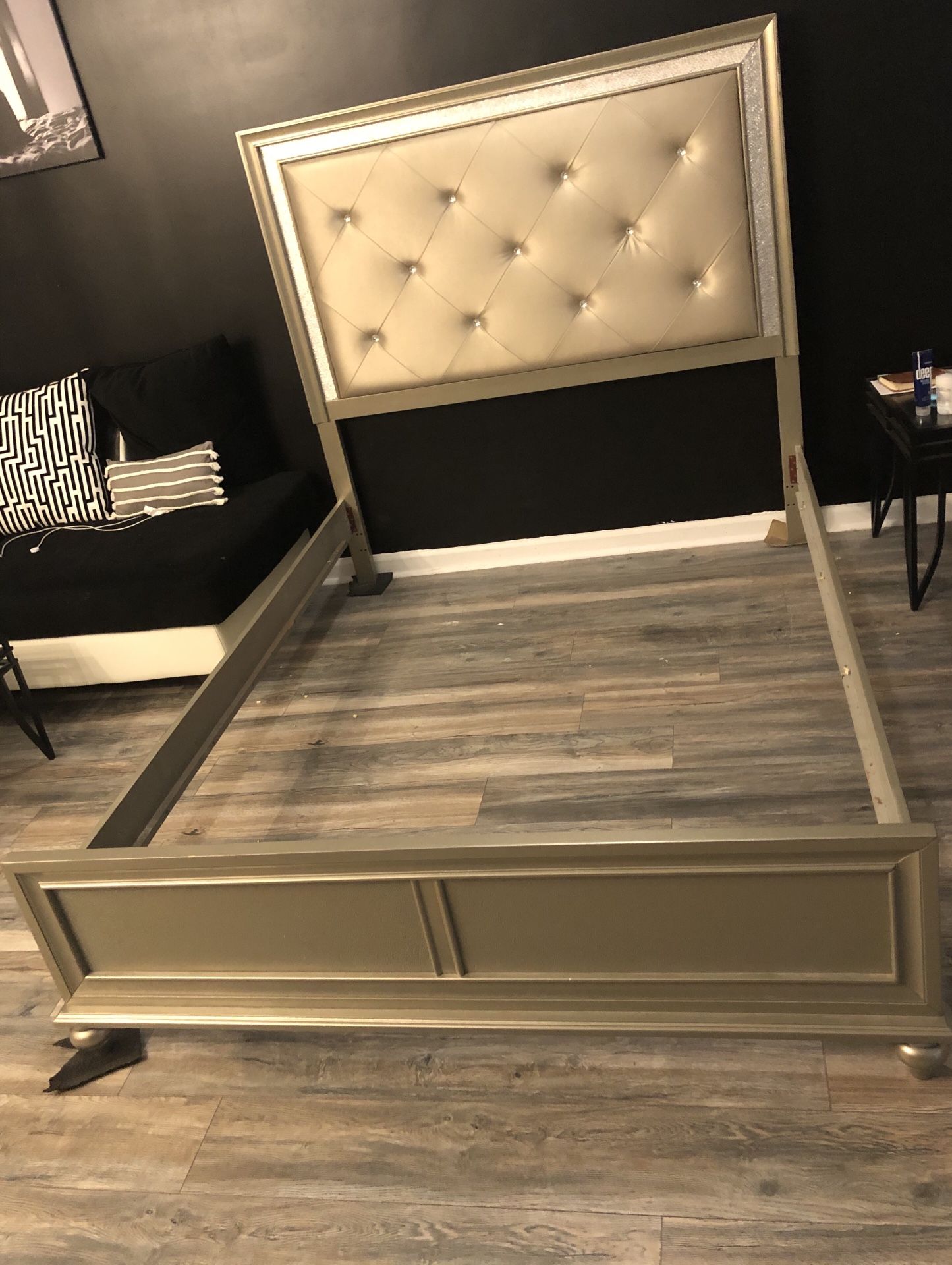 ——> Barely Used Queen Bed Frame <——