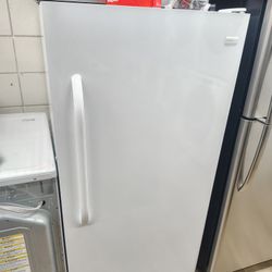Stand Frezeer 16" cuft In Excellent Working Condition 