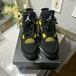Jordan 4 Thunder