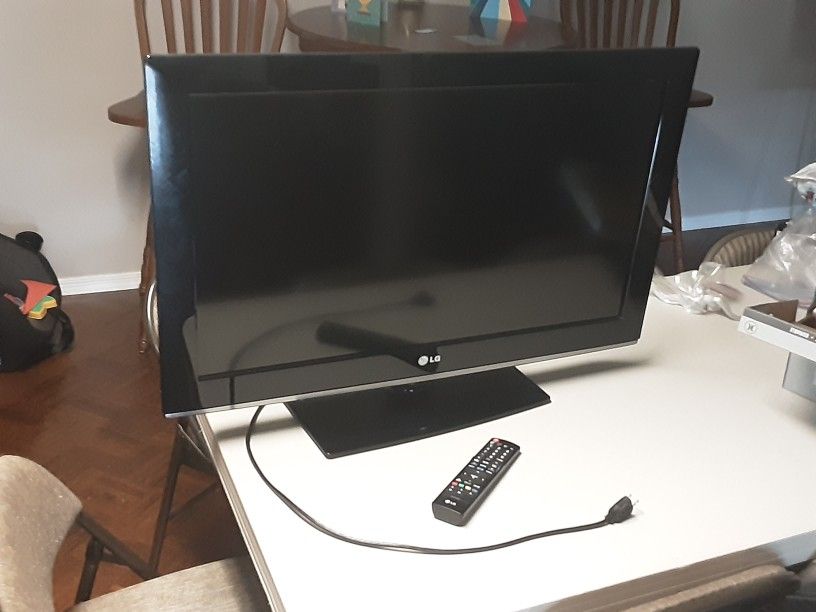 32 TV......LG .....LIKE NEW