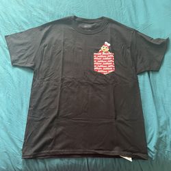 BLACK T-SHIRT WITH RED POCKET