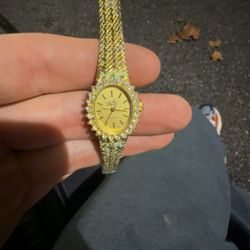14k yellow gold Geneve quartz wristwatch featuring a diamond-encrusted bezel and a mesh bracelet