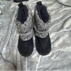 Women’s boots size 6