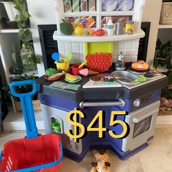 $45 Littles Tikes Toy Kitchen, Talks & makes sounds, batteries and Accesories included