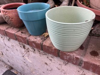 Pots 3 Ceramic pots and 1 terracotta all in great condition