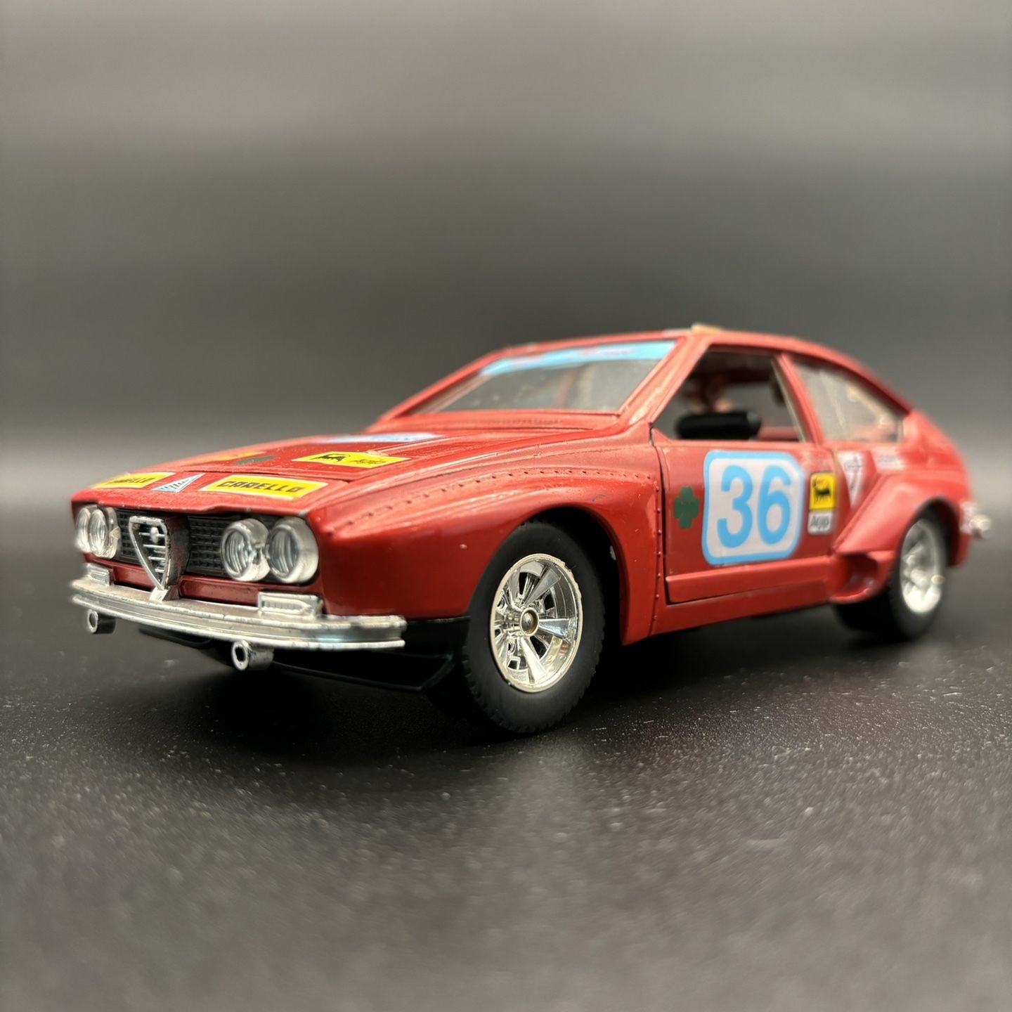 1976 Alfa Romeo Alfetta GT 1:24 diecast model cae by Bburago for