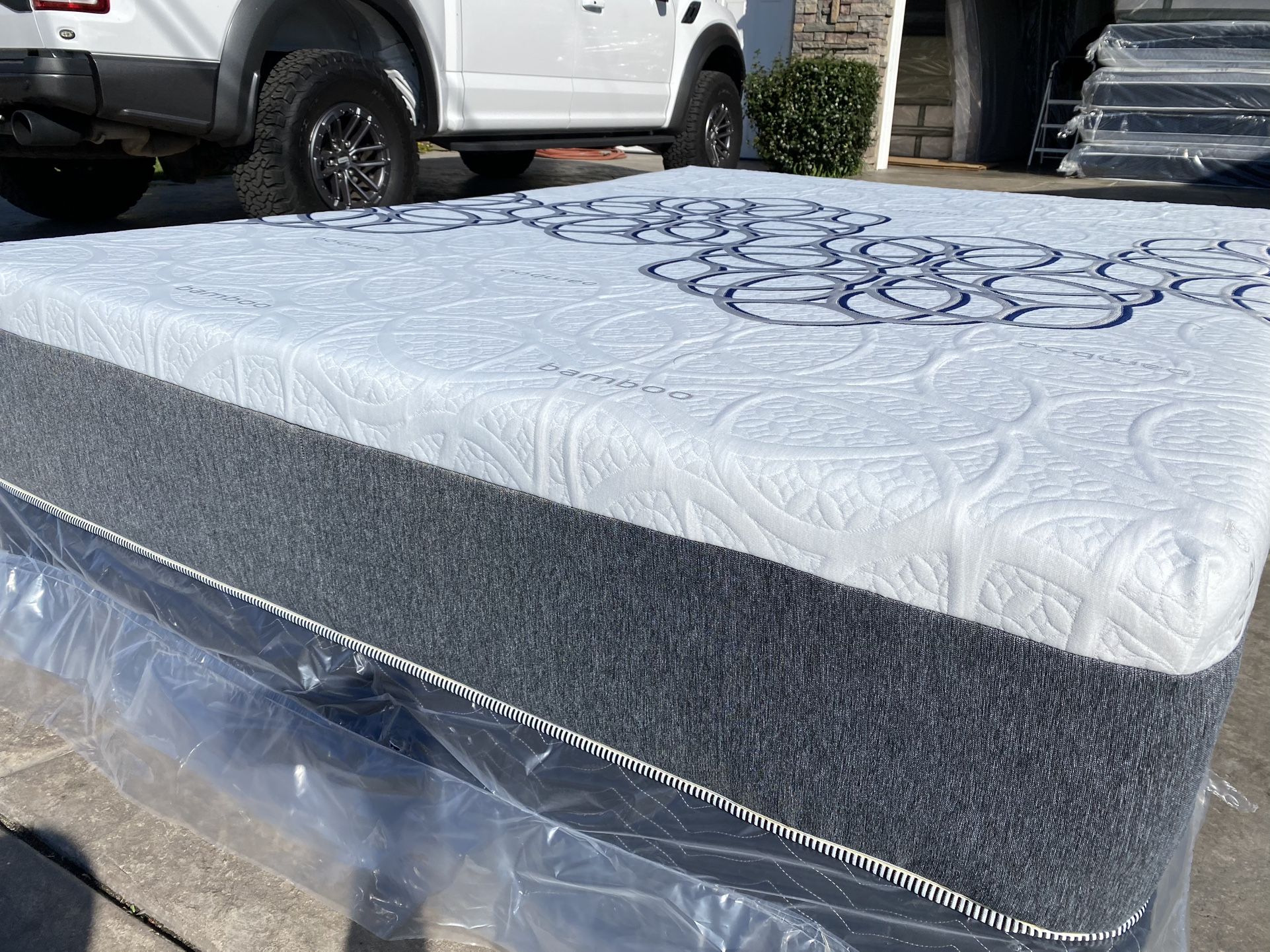 Queen Bamboo Cool Gel Memory Foam Mattress!!