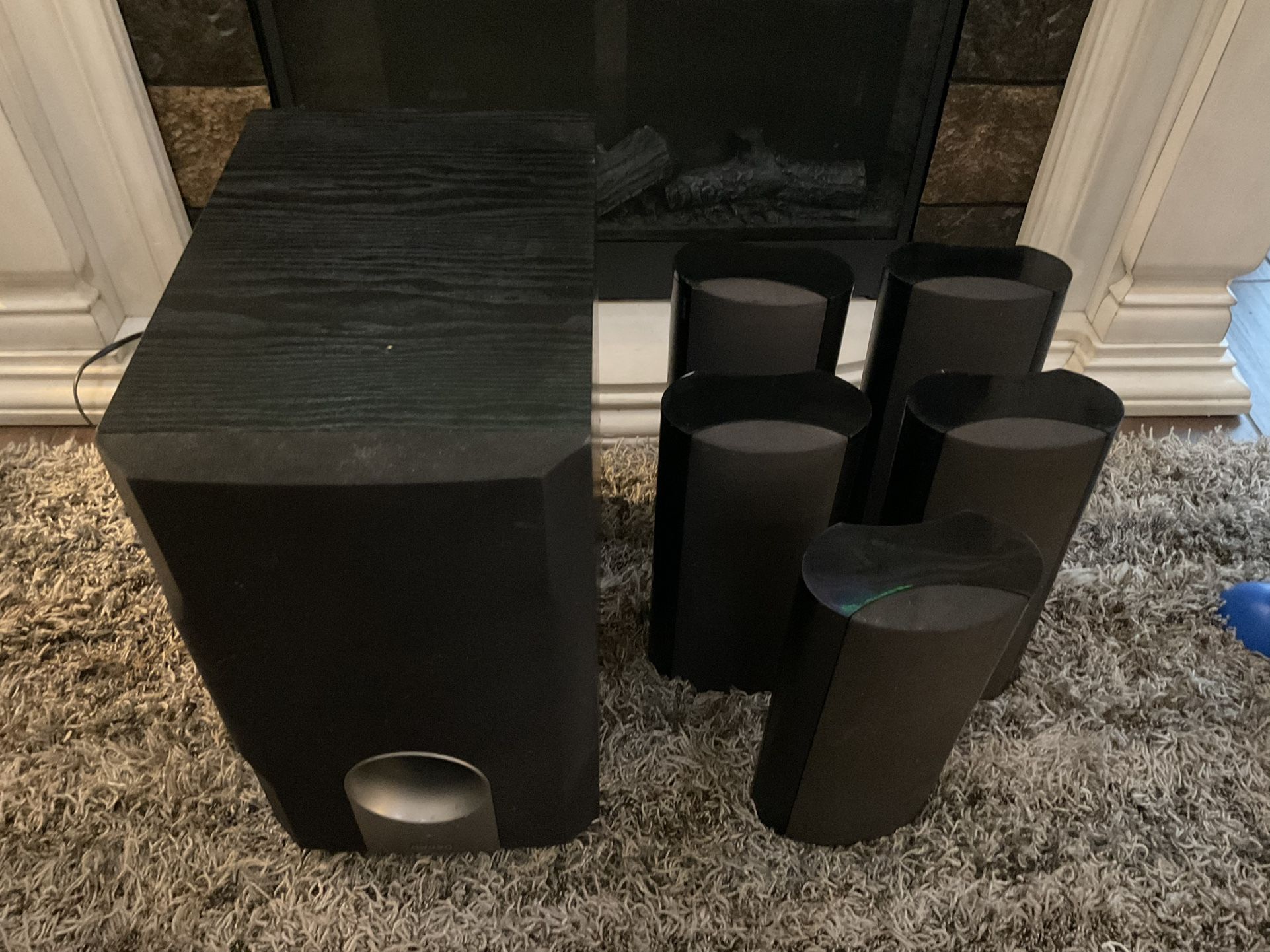 5 ONKYO Surround Sound Speakers 1 SKB-640, 2 SKM-640S, 1 SKF-640F 110W / 8 Ohms