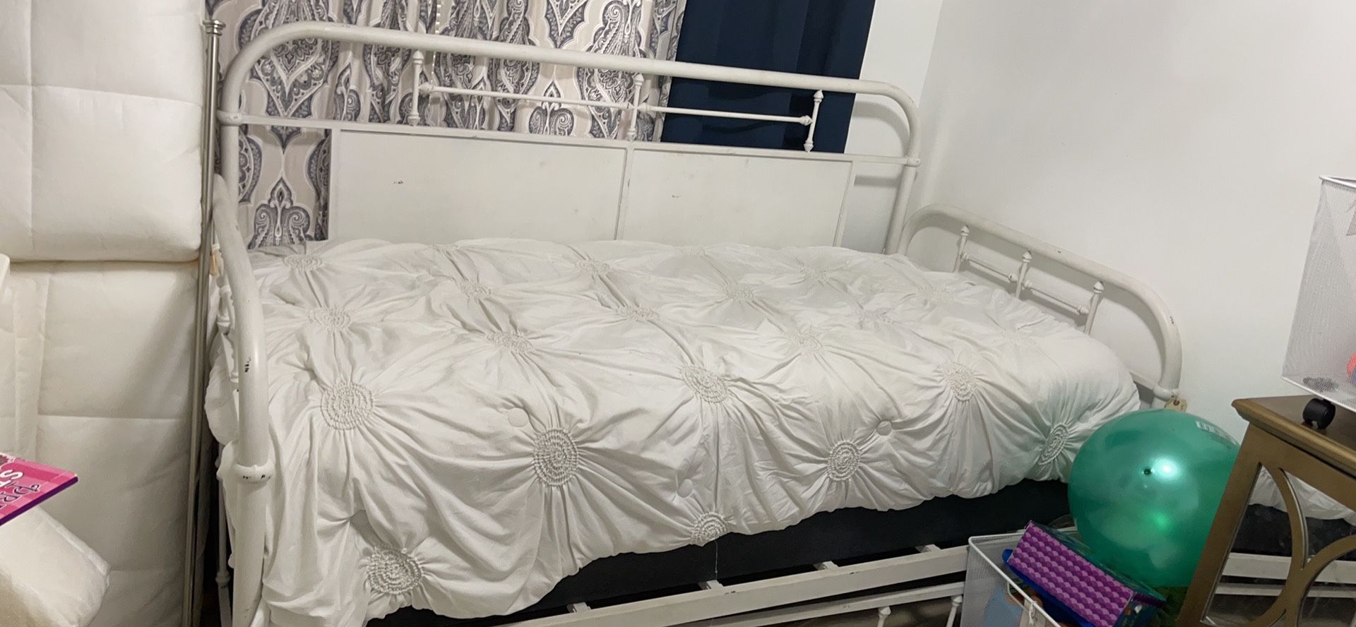 2 Very Heavy Daybeds with pull Out Trundle