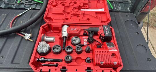 M18 18V Lithium-Ion Cordless FORCE LOGIC 1/2 in.-2 in. 6 Ton Knockout Tool