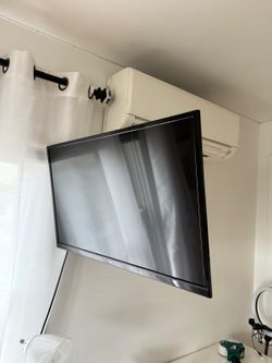 TCL 32” Smart TV – Excellent Condition + Wall Mount Included 