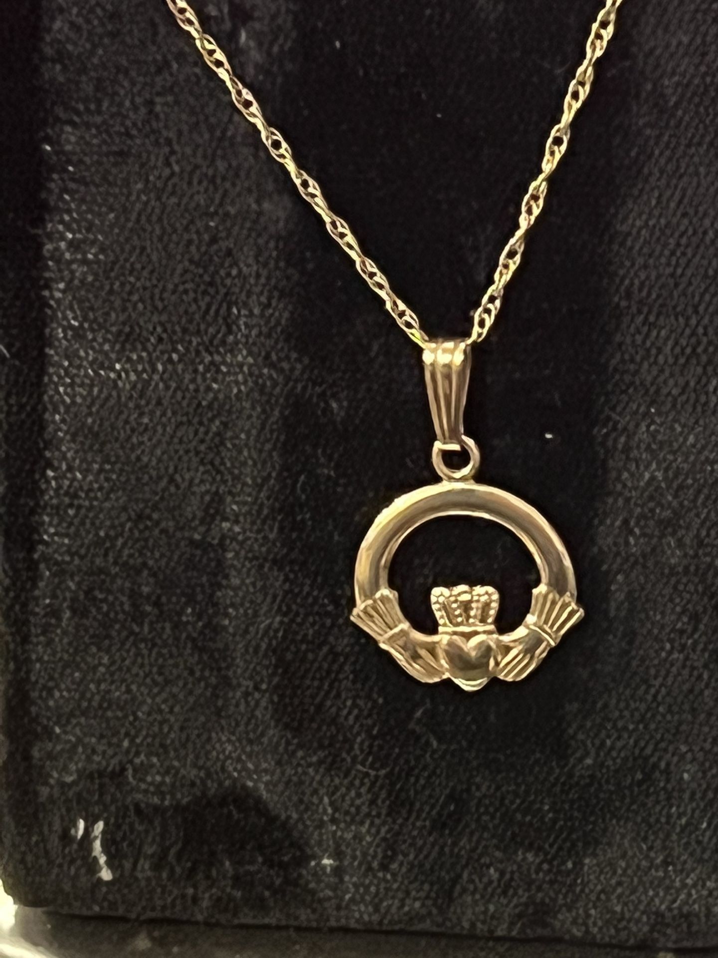 Made In Ireland Cladagh 10 K Yellow Gold Pendant And Chain