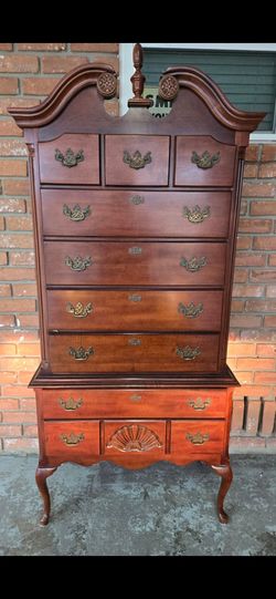 Tall chest good condition the handle are yhe original pieces