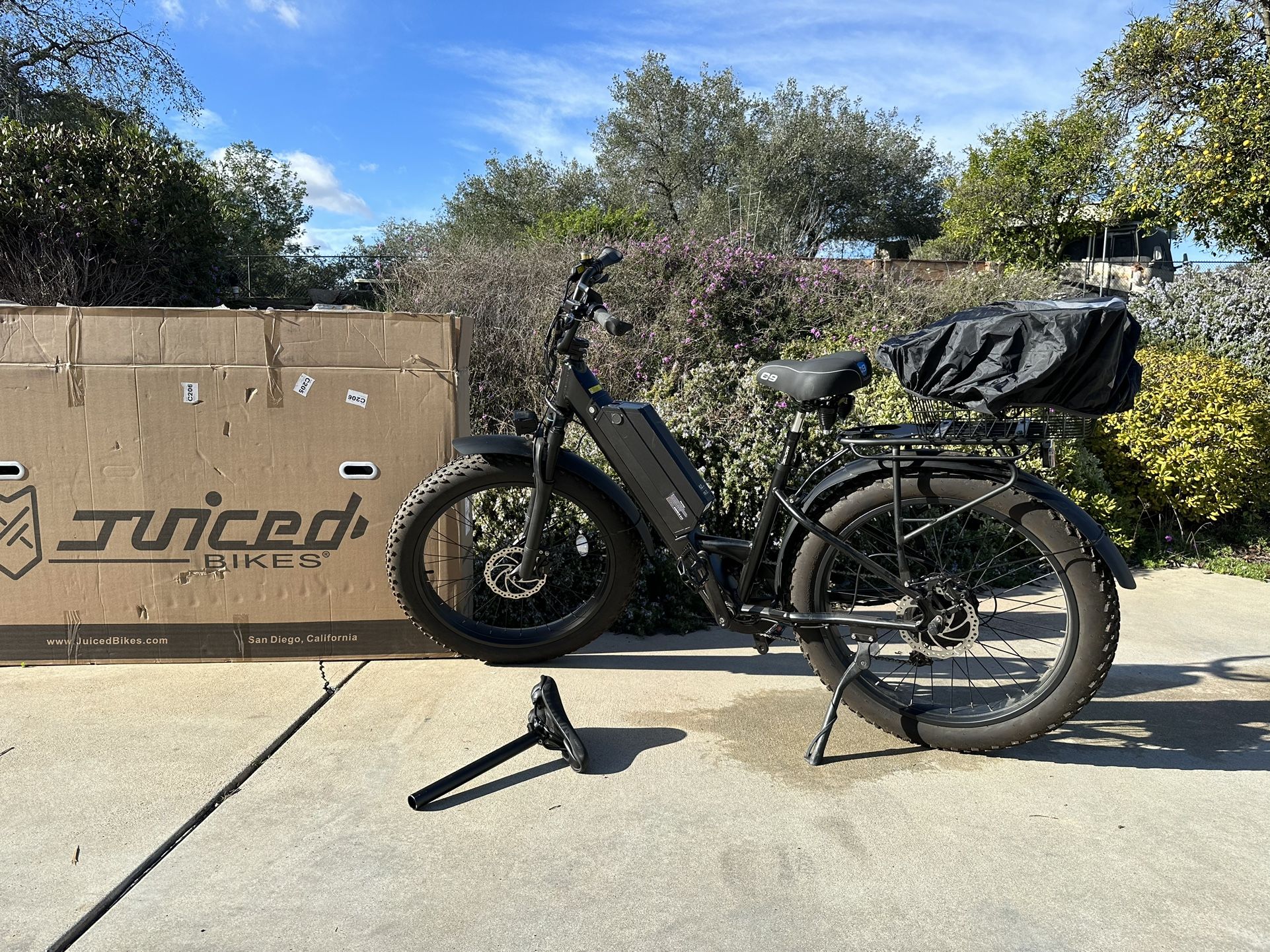 Like new E-bike: Juiced Rip Current S Step Through