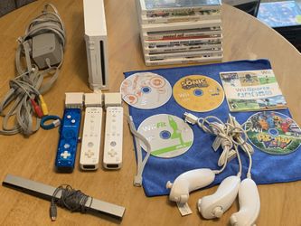 Nintendo Wii Bundle + 13 Games + 3 Controllers