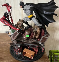 BATMAN JOKER AND HARLEY QUINN PREMIUM STATUETTE
