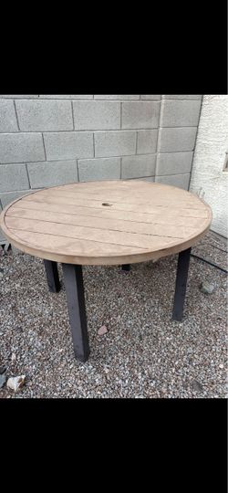 Round Outdoor Patio Dining Table ā Umbrella Hole