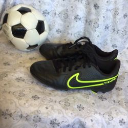 Nike Tiempo Youth Soccer Cleats Size 2