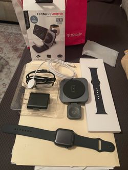 Se 3  44 mm Apple Watch w/ 3 piece charger!!