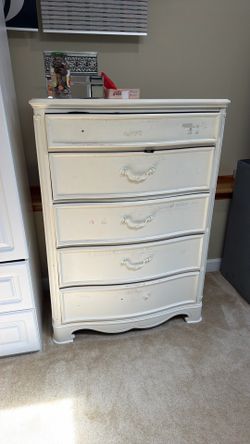 White dresser White dresser