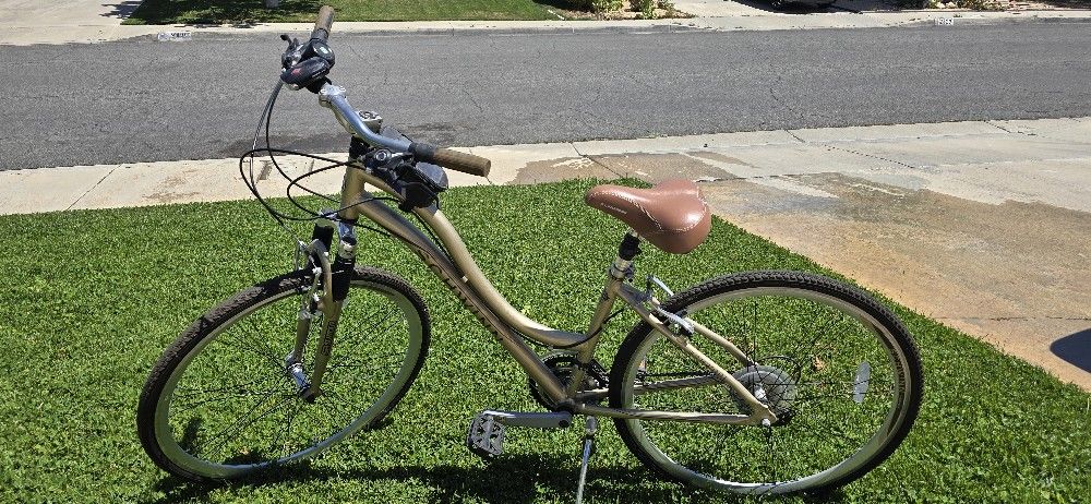 Schwinn 700cc Midnore Hybrid Bike