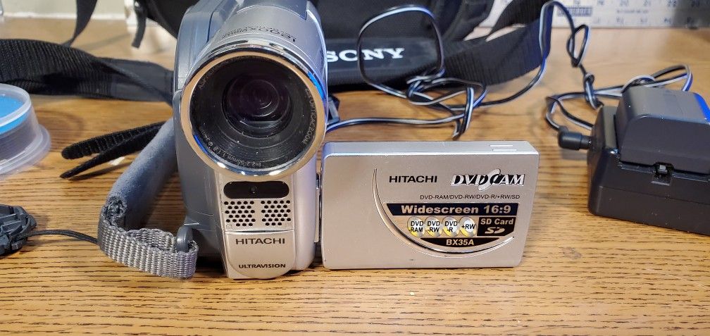 Hitachi BX35A DVD R Camcorder Kit With All Works