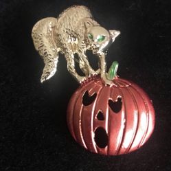 Pumpkin Cat Brooch