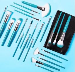 BREEZE 24 PC BRUSH SET