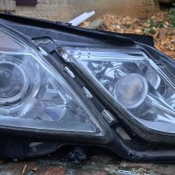 2010-2013 Mercedes E Class E350, E320, E300 W212 BiXenon Right Headlight With Ballast. TESTED AND WORKING. One Broken Tab.