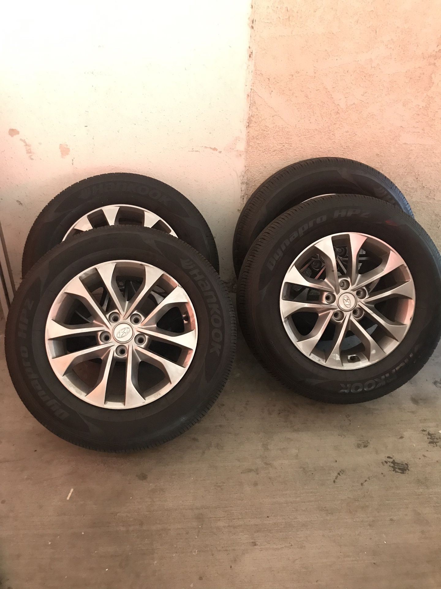 2019 Hyundai Santa Fe Rims and Tires 235/65R17