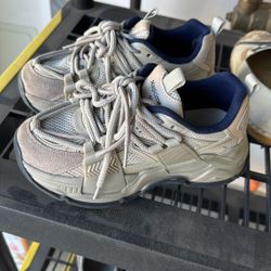 Woman’s Shoes US 5.5