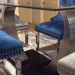 Dining Table with 4 Chairs – Barely Used