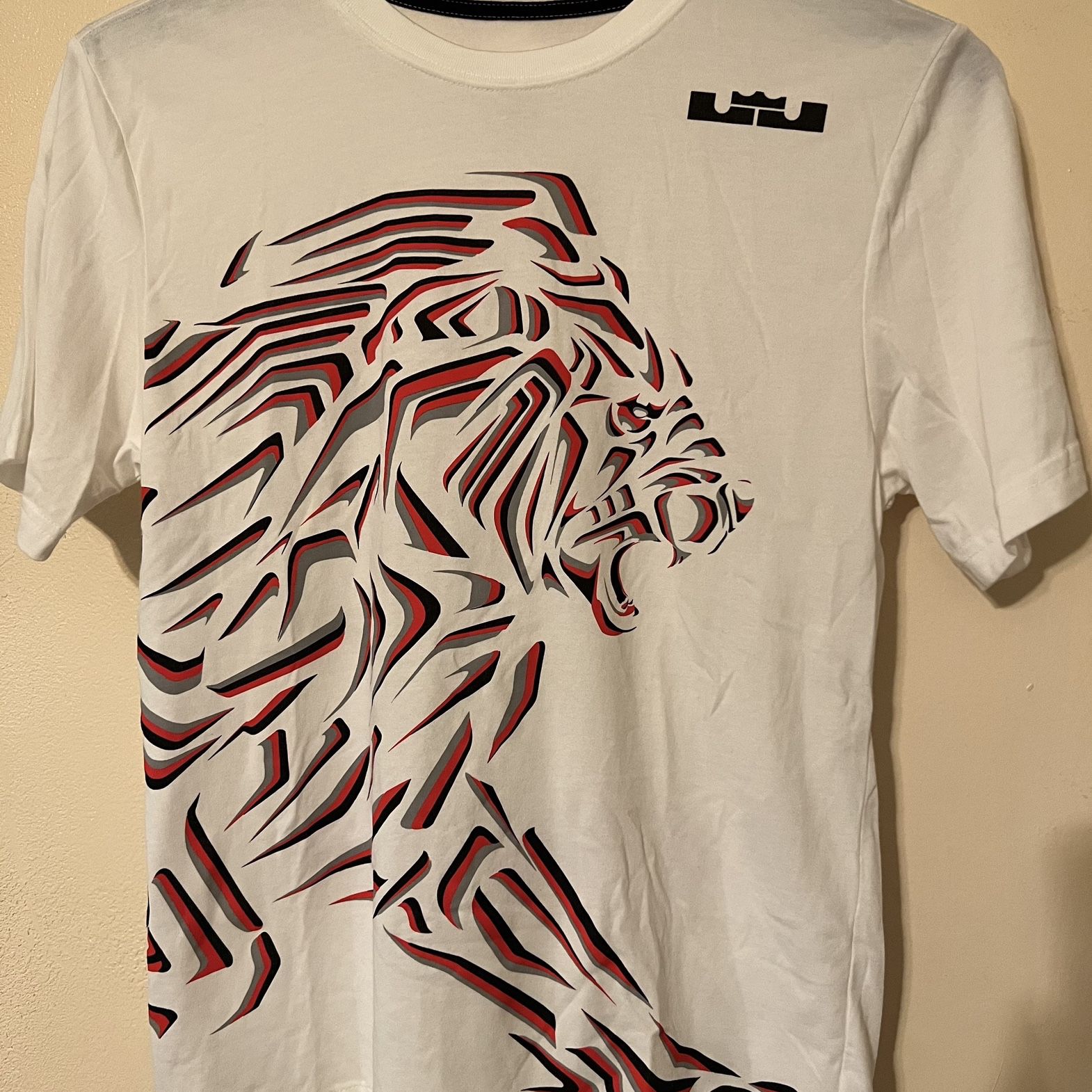 The Nike Tee Lebron James Lion T-Shirt Sz Small Dri-Fit Lightweight  Breathable